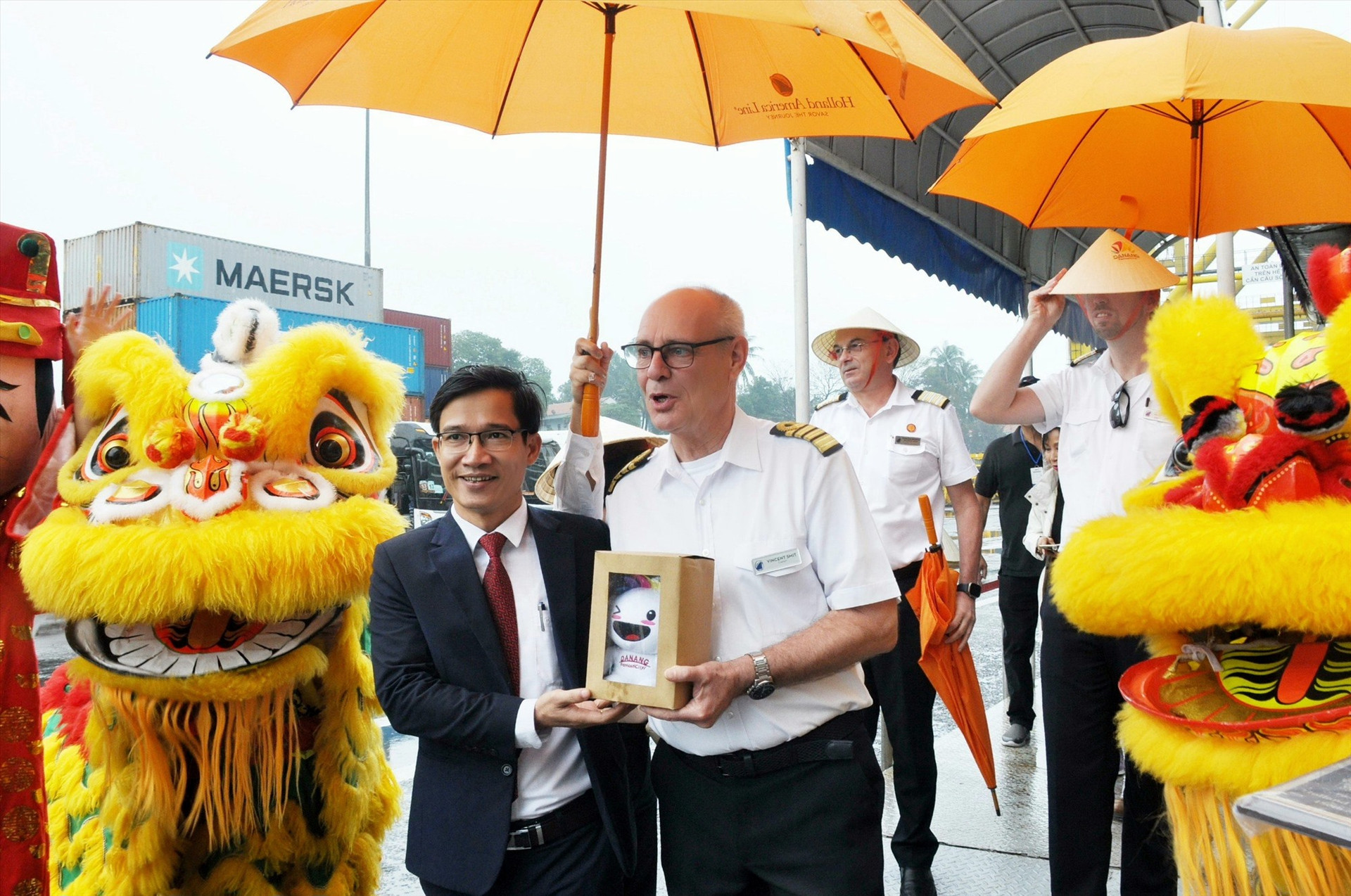 Trao quà lưu niệm cho du khách tàu biển Amsterdam tại Cảng Tiên sa sáng 2/1/2024. Ảnh N.Đ