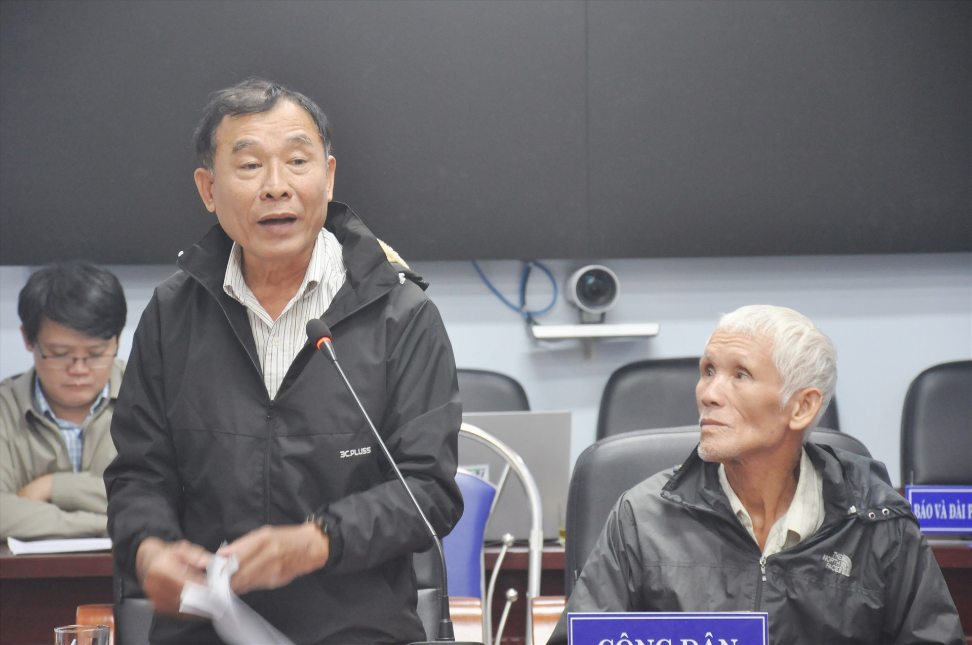 Người đại diện theo ủy quyền của ông Nguyễn Tấn Minh trình bày nội dung kiến nghị tại buổi tiếp dân. Ảnh: N.Đ