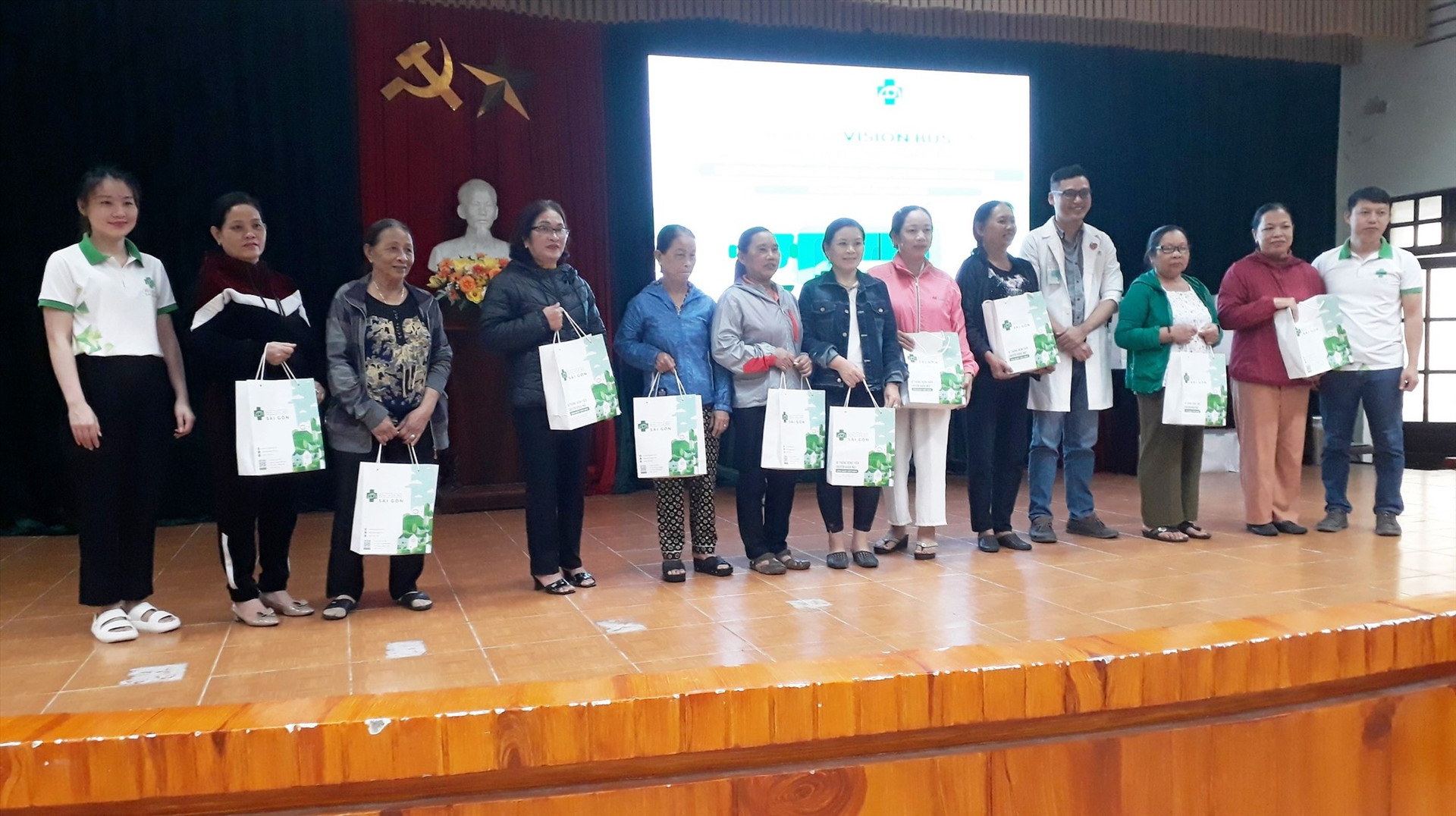 Bệnh viện mắt Sài Gòn Sông Hàn trao quà cho hội viên phụ nữ khó khăn của TP.Hội An.