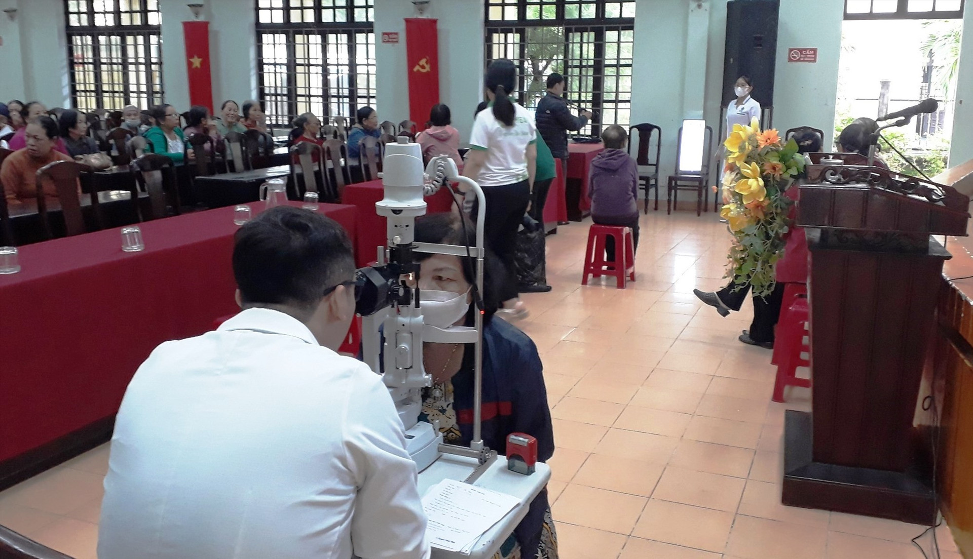 Các bác sĩ và y tá Bệnh viện mắt Sài Gòn Sông Hàn tiến hành khám, tư vấn và cấp thuốc điều trị cho các trường hợp có bệnh lý về mắt.