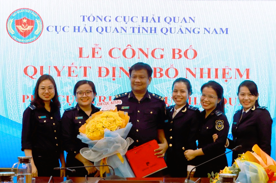Ông Trần Ngọc Đức (giữa) được bổ nhiệm Phó Cục trưởng Cục Hải quan Quảng Nam.
