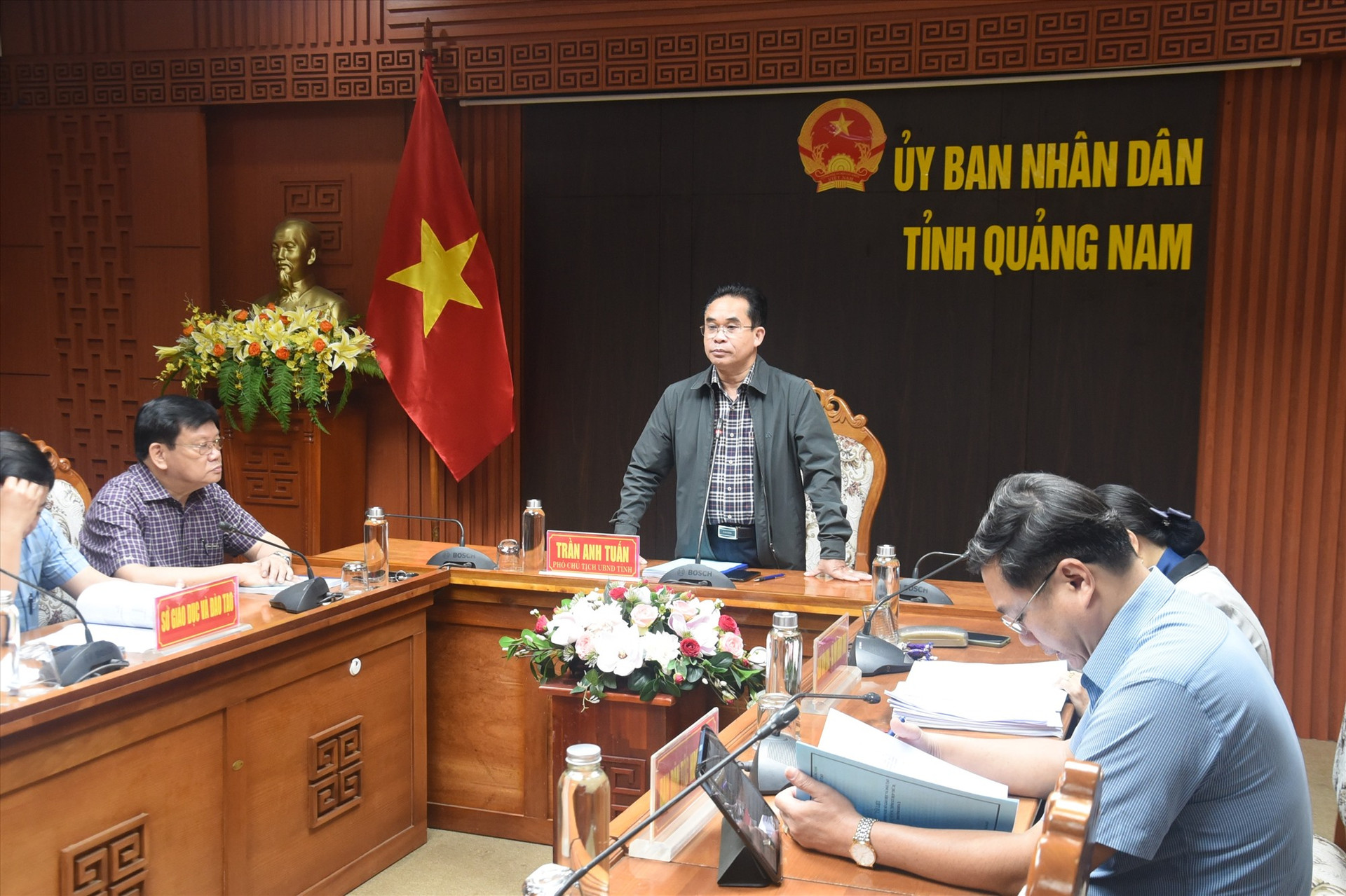 Phó Chủ tịch UBND tỉnh Trần Anh Tuấn chủ trì làm việc. Ảnh: X.P