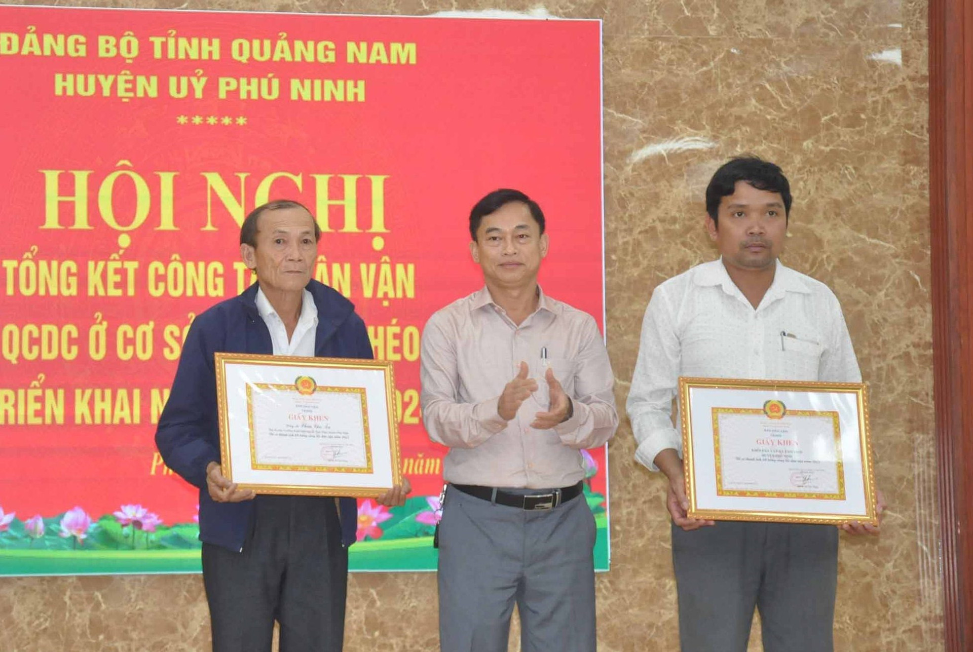 Ông Đặng Vân - Trưởng ban Dân vận Huyện ủy Phú Ninh trao tặng Giấy khen của Trưởng ban Dân vận Tỉnh ủy cho tập thể và cá nhân. Ảnh: N.Đ
