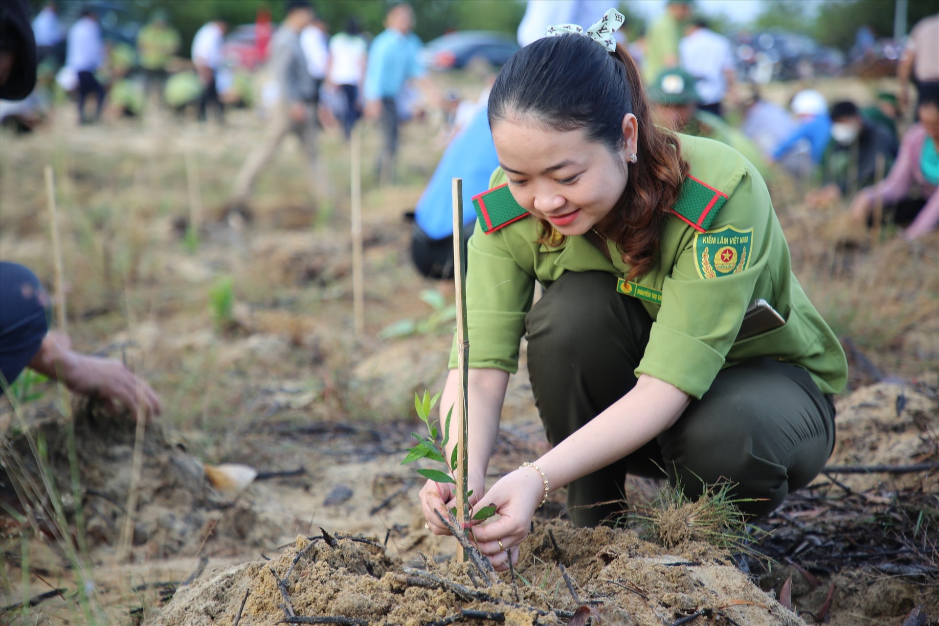 Nữ cán bộ kiểm lâm tham gia trồng cây nhân dịp lễ phát động trồng cây gây rừng năm 2023. Ảnh: A.N