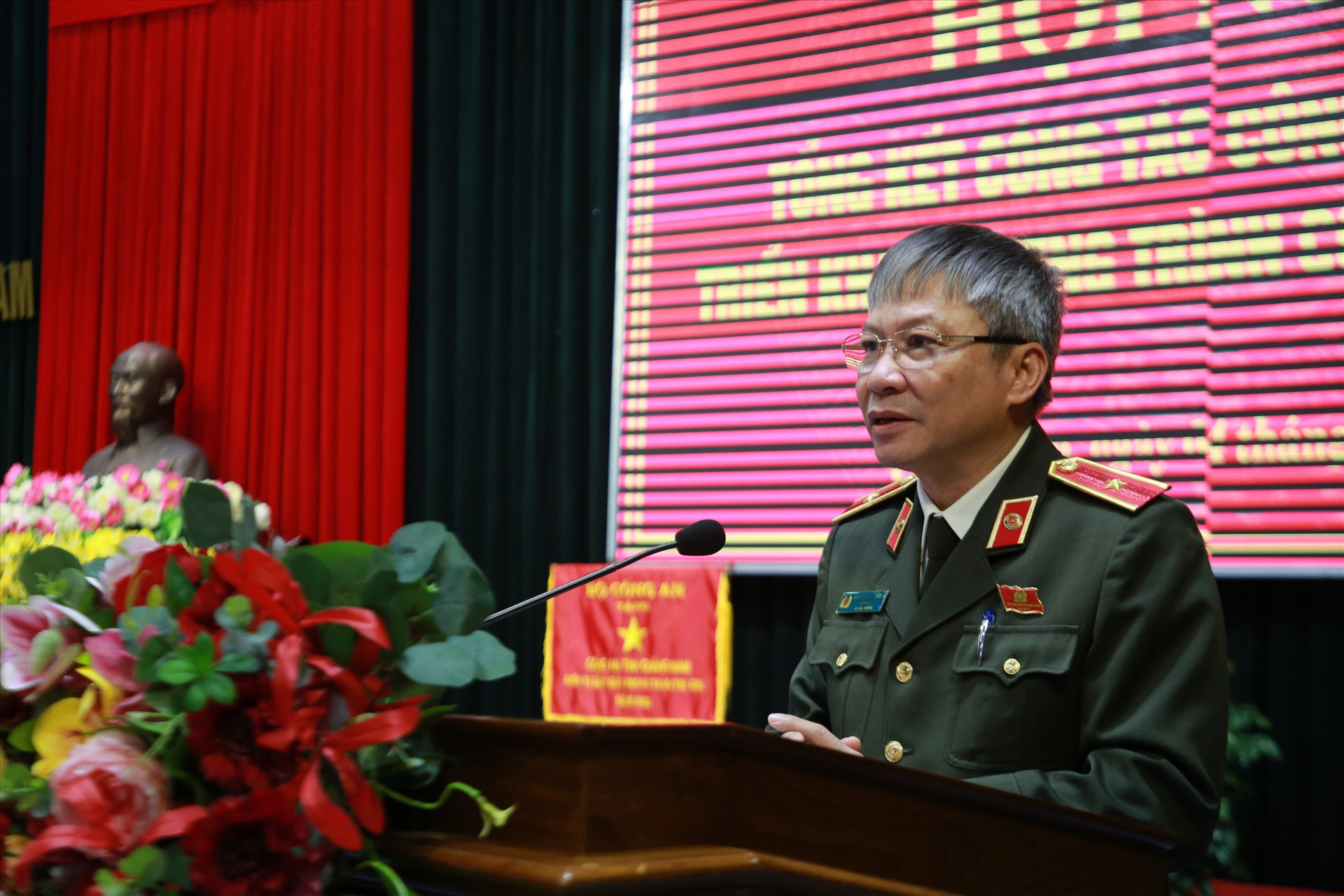 Thiếu tướng Nguyễn Đức Dũng - Giám đốc Công an tỉnh phát biểu khai mạc hội nghị. Ảnh: T.C