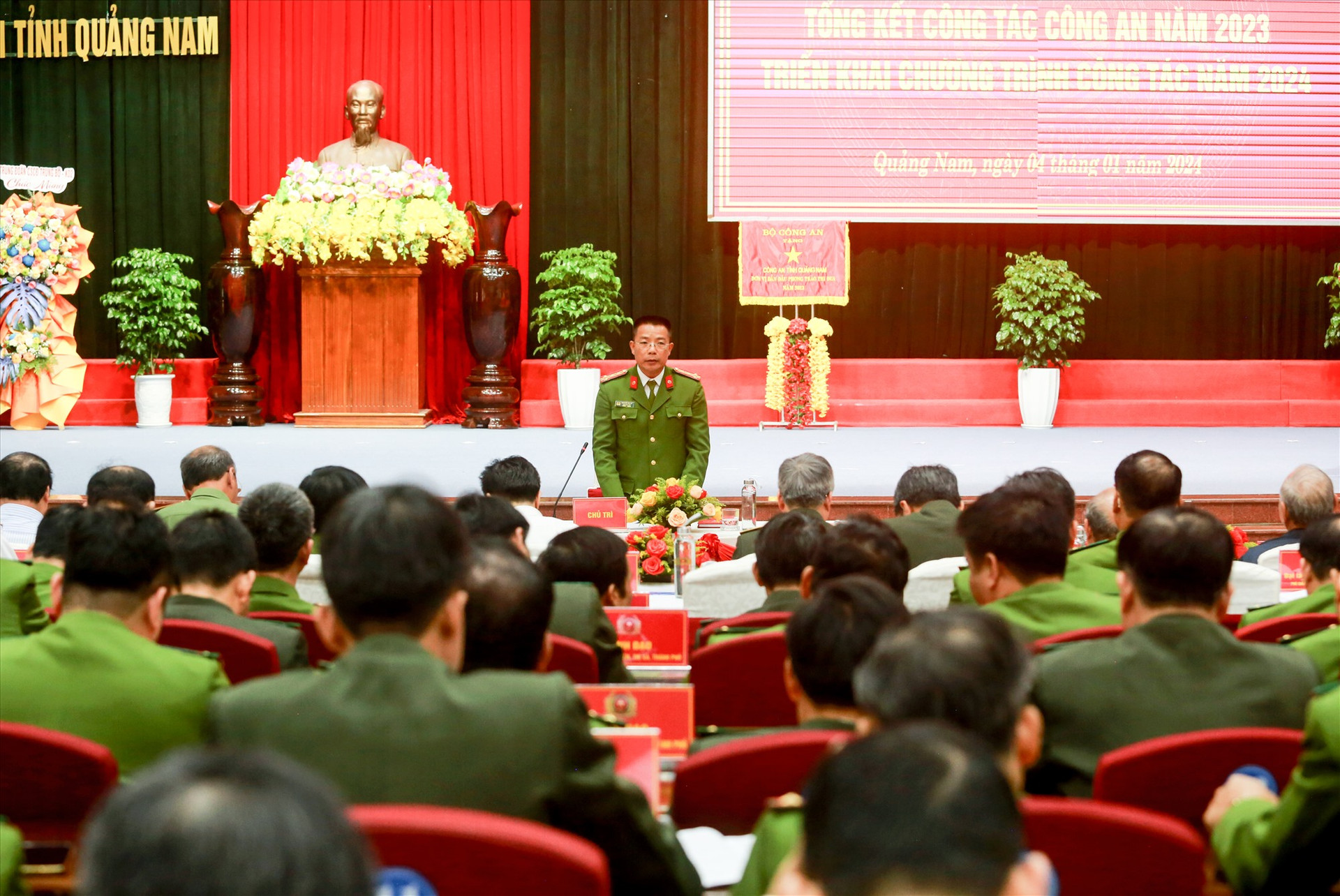 Đại tá Nguyễn Hà Lai - Phó Giám đốc Công an tỉnh chủ trì thảo luận. Ảnh: T.C