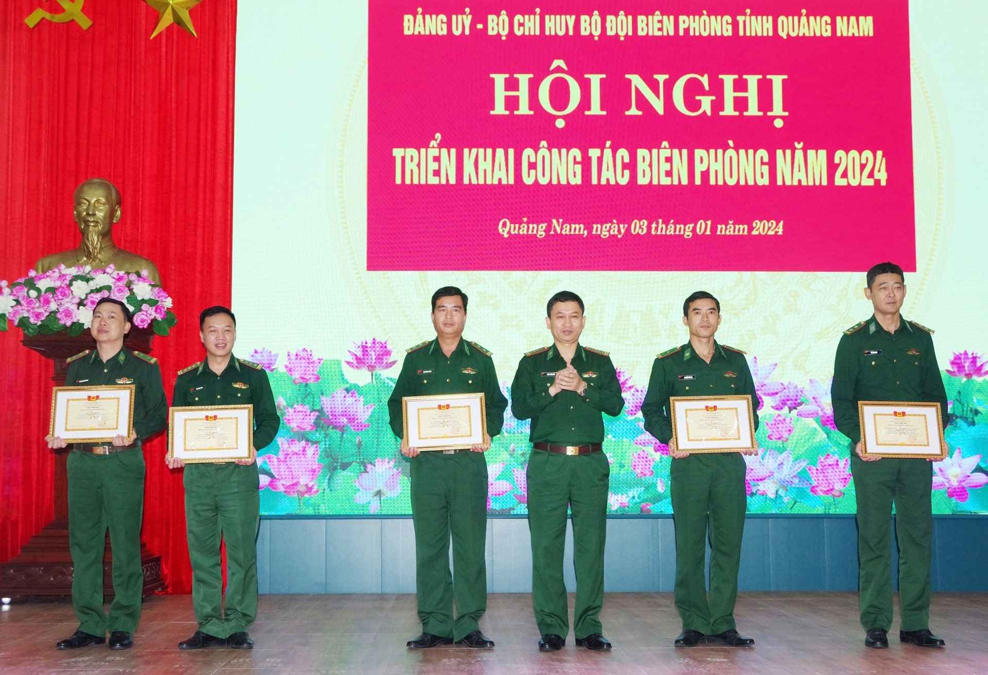 Đại tá Trần Tiến Hiền - Chỉ huy trưởng BĐBP tỉnh trao bằng khen của Bộ Tư lệnh BĐBP cho các tập thể, cá nhân. Ảnh: HUỲNH CHÍN