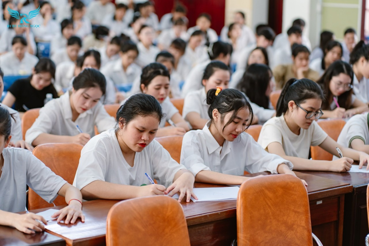 Sinh viên sư phạm đang học tập tại Trường Đại học Quảng Nam. Ảnh: CHÂU HÙNG