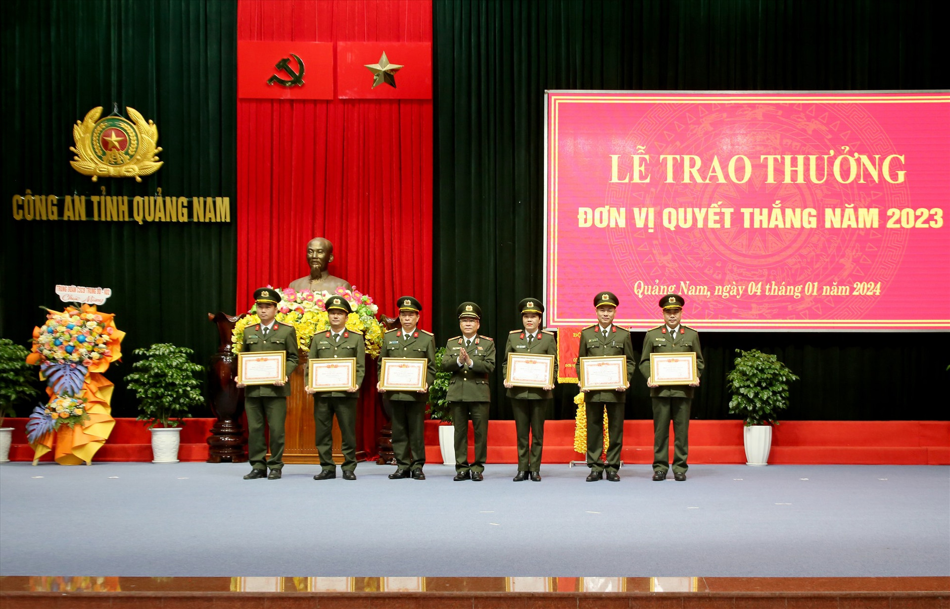 Thiếu tướng Nguyễn Đức Dũng khen thưởng đơn vị Quyết thắng năm 2023 cho các đơn vị có thành tích xuất sắc công tác công an năm 2023. Ảnh: T.C