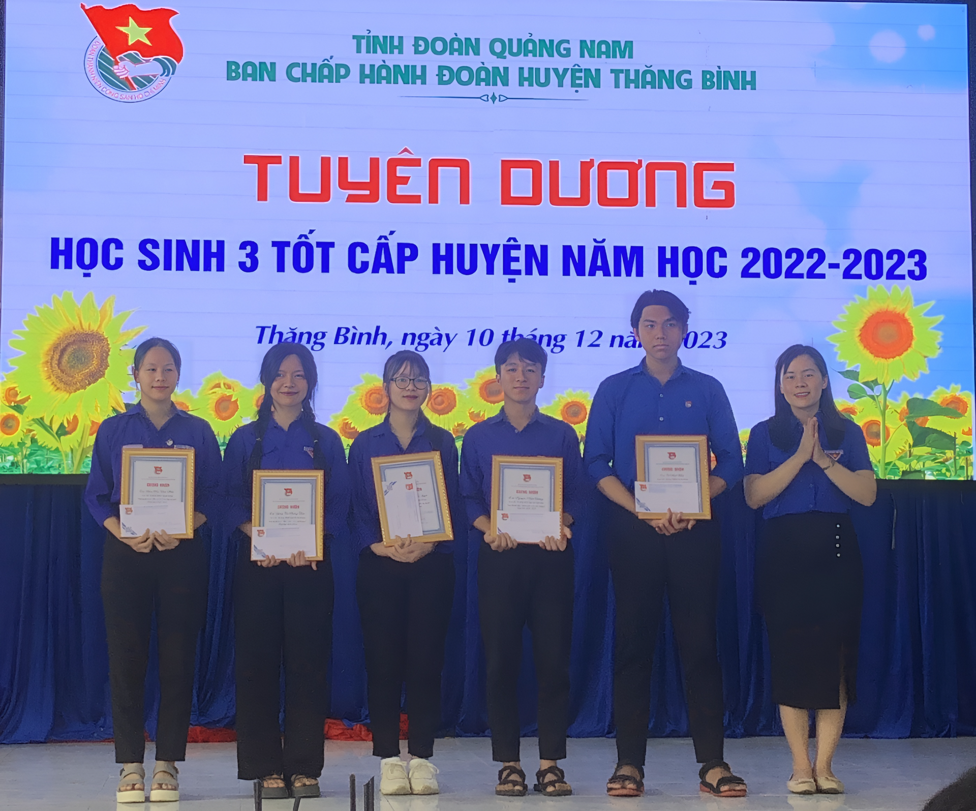 Nguyễn Nhật Dương  (đứng giữa) vinh dự nhận “Học sinh 3 tốt” huyện Thăng Bình năm 2023.