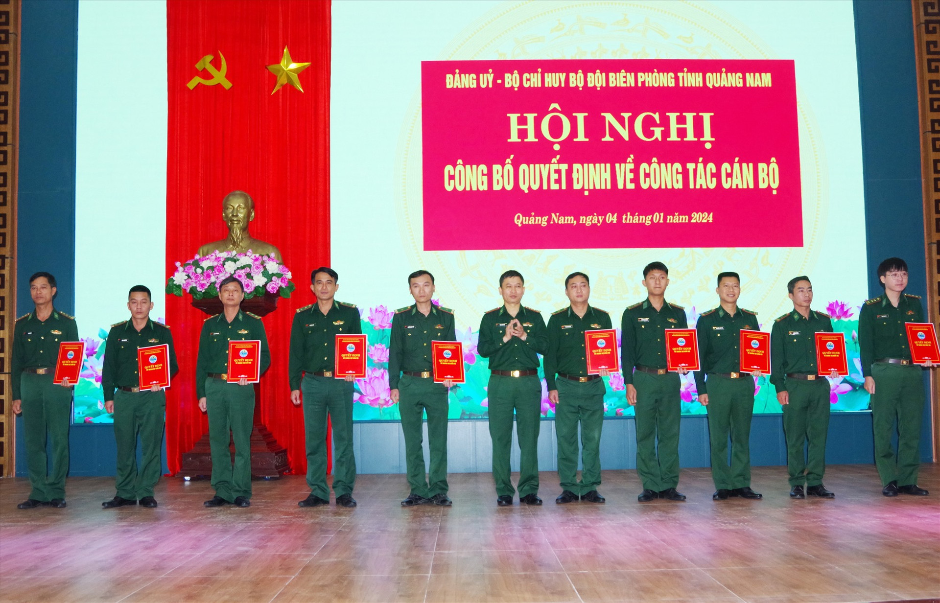 Đại tá Trần Tiến Hiền – Chỉ huy trưởng BĐBP tỉnh trao quyết định điều động, bổ nhiệm cho các cá nhân. Ảnh: HUỲNH CHÍN