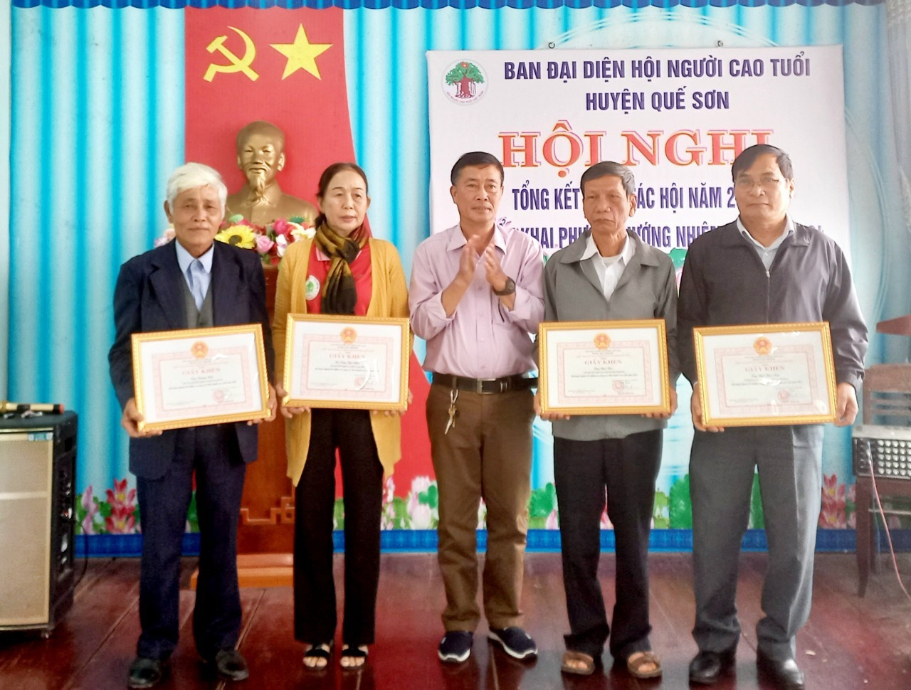 Trao giấy khen của UBND huyện Quế Sơn cho các cá nhân hoàn thành tốt nhiệm vụ công tác hội năm 2023. Ảnh: DUY THÁI