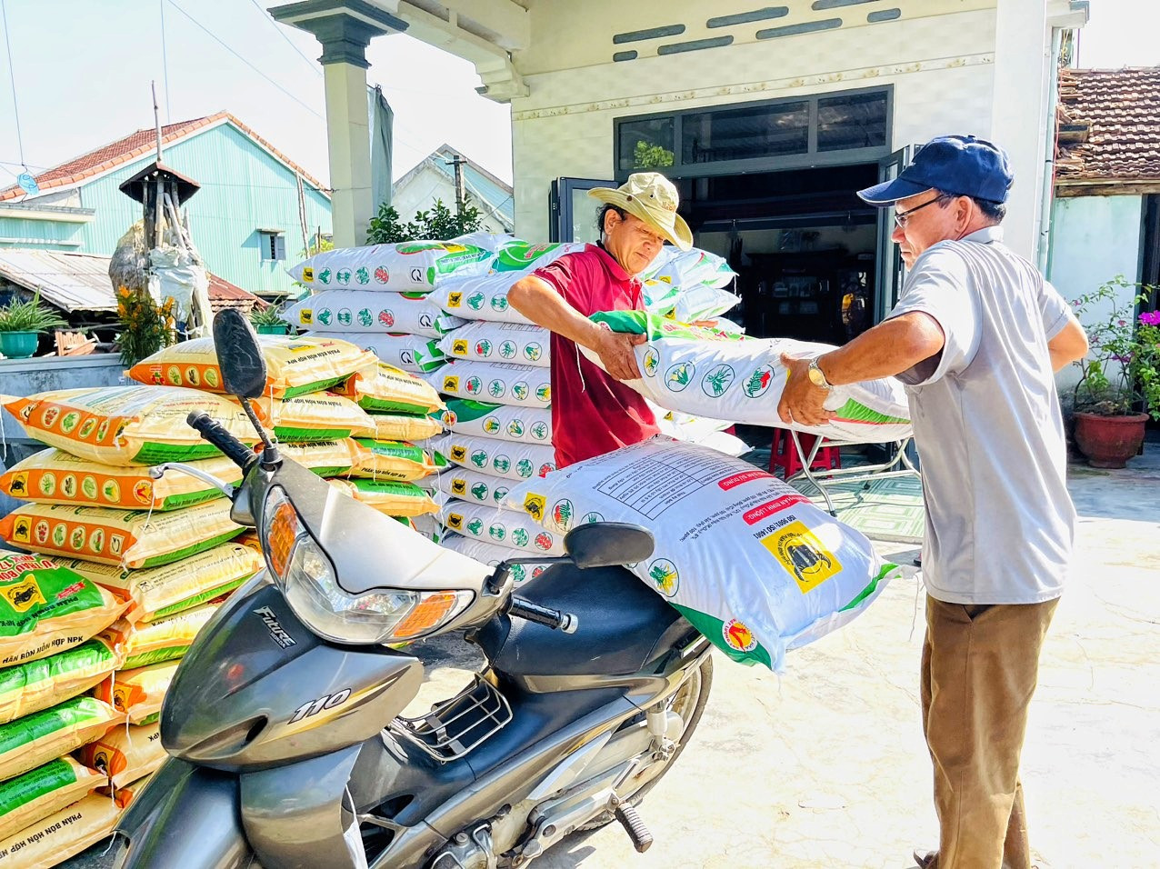 Cung ứng phân bón trả chậm cho hội viên nông dân huyện Duy Xuyên.