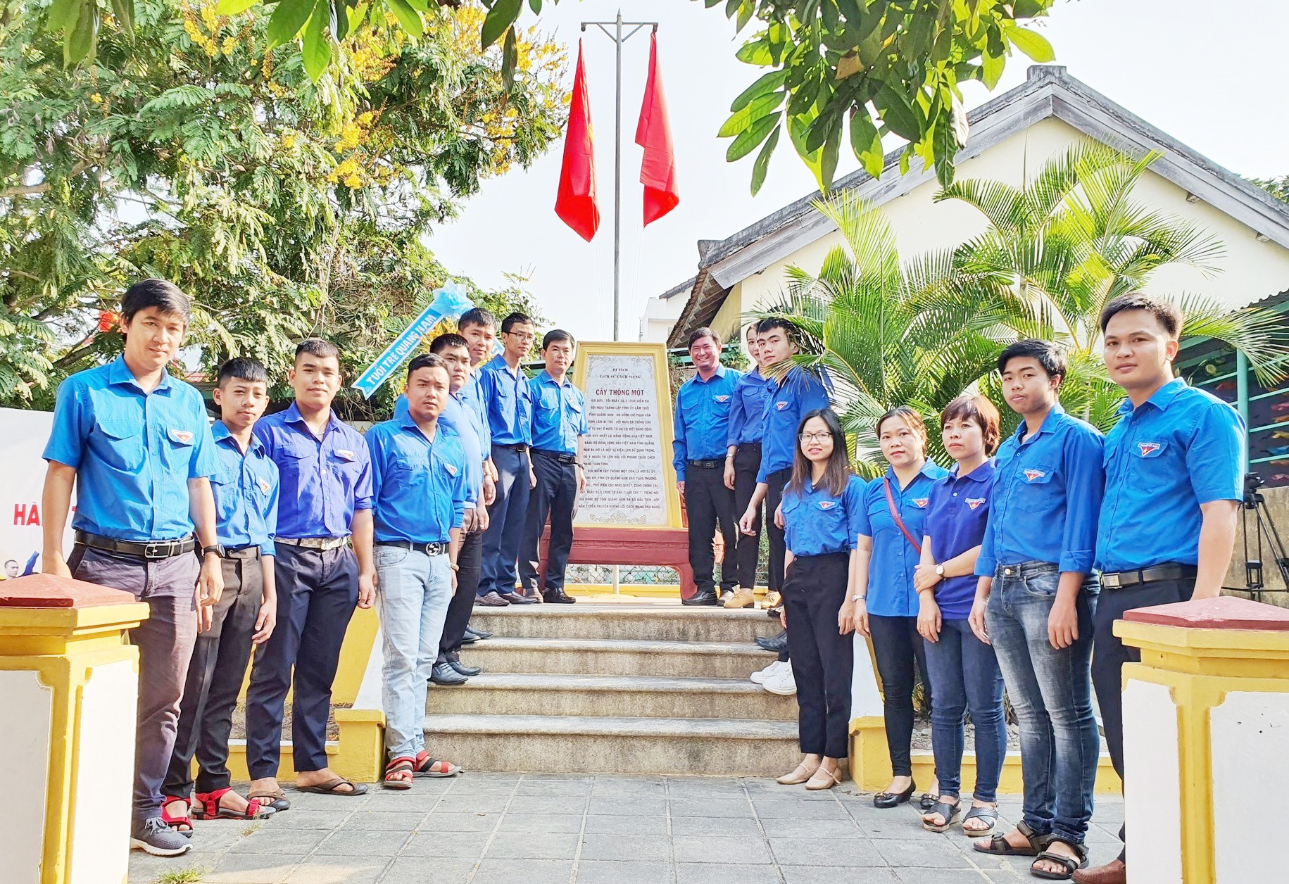 Tuổi trẻ Quảng Nam thăm Di tích Cây Thông Một - địa điểm thành lập Đảng bộ tỉnh Quảng Nam vào tháng 3/1930. Ảnh: Đ.N
