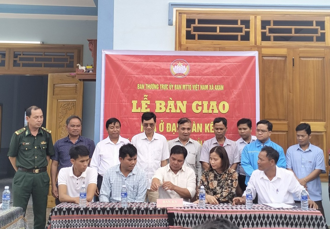 Ủy ban MTTQ Việt Nam huyện Tây Giang bàn giao nhà ở đại đoàn kết cho các hộ dân ở thôn Arầng. Ảnh: B.Q
