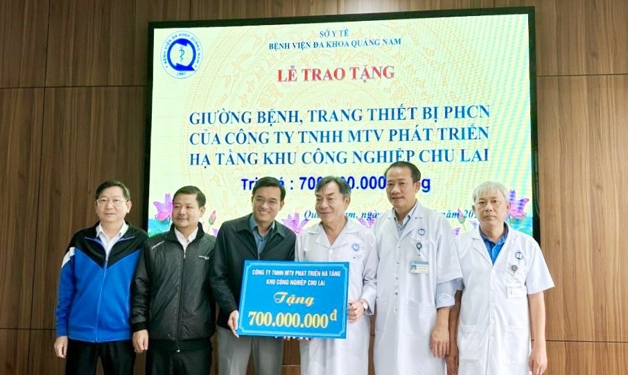 Lãnh đạo CIZIDCO trao 700 triệu đồng hỗ trợ Bệnh viện Đa khoa tỉnh Quảng Nam khám chữa bệnh cho người nghèo năm 2023. Ảnh NTB