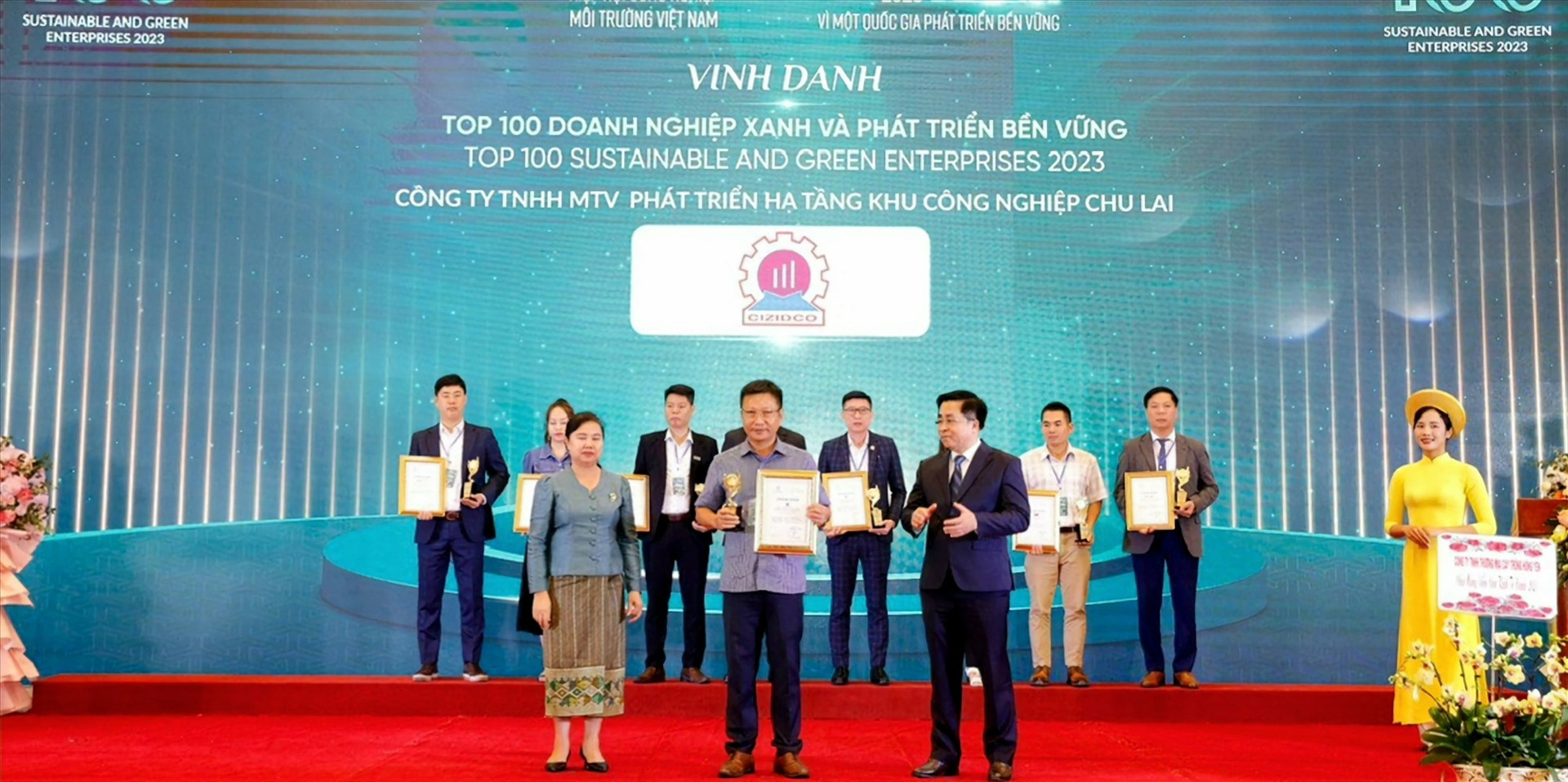 Giám đốc CIZIDCO Lê Ngọc Thủy nhận Top 100 Doanh nghiệp xanh và phát triển bền vững & Top 100 Khu công nghiệp xanh thân thiện với mội trường năm 2023. Ảnh NTB