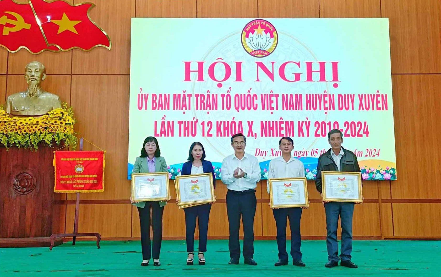 Ủy ban MTTQVN tỉnh khen thưởng các tập thể cá nhân xuất sắc huyện Duy Xuyên
