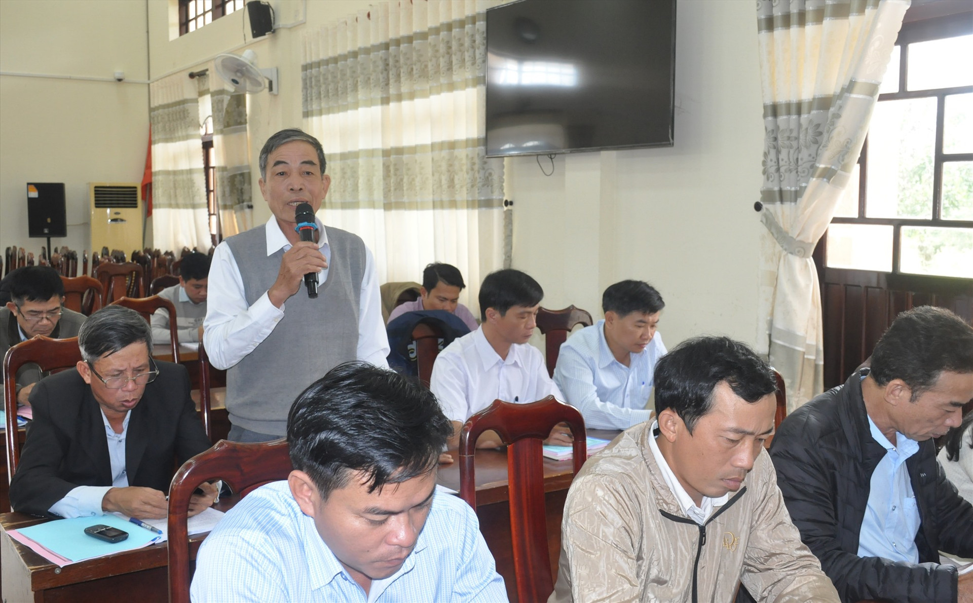 Cán bộ thôn trên địa bàn huyện Phú Ninh thảo luận, kiến nghị giải pháp xử lý các vướng mắc phát sinh trong thực hiện chủ trương xây dựng NTM tại cơ sở. Ảnh N.Đ