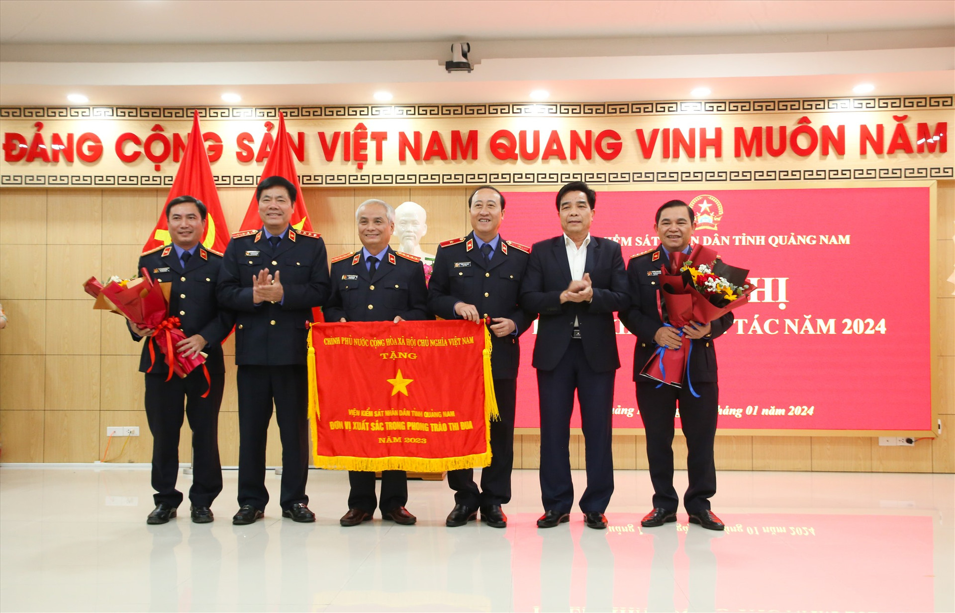 Viện Kiểm sát nhân dân tỉnh Quảng Nam vinh dự được nhận Cờ thi đua của Chính phủ. Ảnh: T.CÔNG