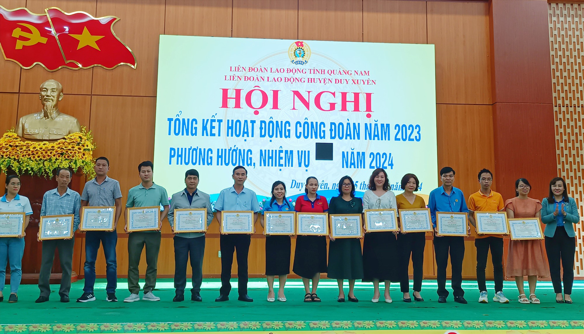 LĐLĐ tỉnh Quảng Nam tặng bằng khen cho các cá nhân có thành tích xuất sắc trong hoạt động công đoàn năm 2023.