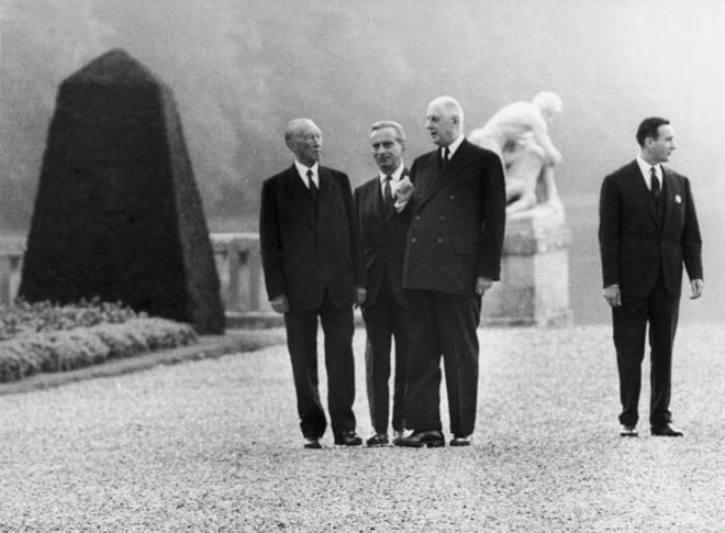 Thủ tướng Đức Konrad Adenauer (trái) và tướng de Gaulle của pháp trong khu vườn của lâu đài Rambouillet vào ngày 15-10-1963. Ảnh: GETTY IMAGES
