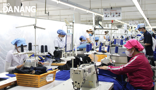 Công nhân Công ty CP Dệt may 29-3 đang làm việc. Ảnh: L.P