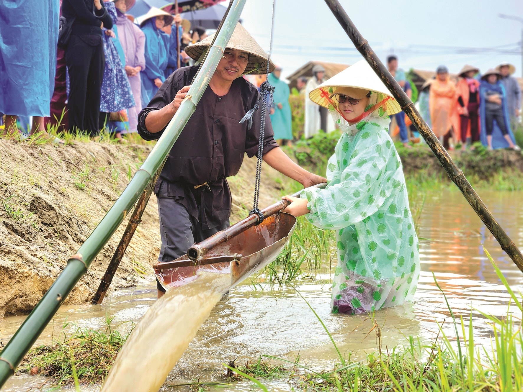 Một vị khách nhỏ trải nghiệm tát nước gàu sòng.