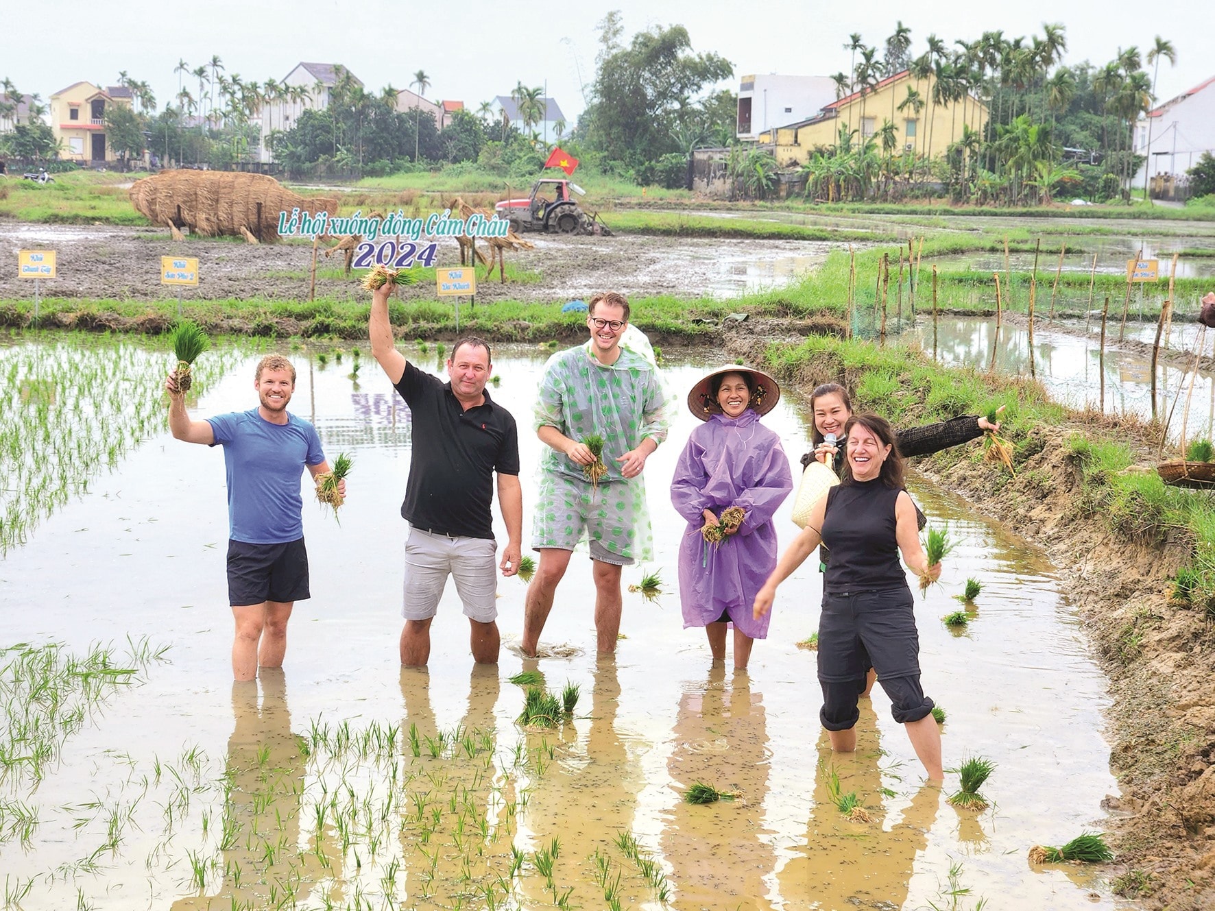 Xuống đồng ngày đầu năm ở Hội An là trải nghiệm khó quên của những du khách này.