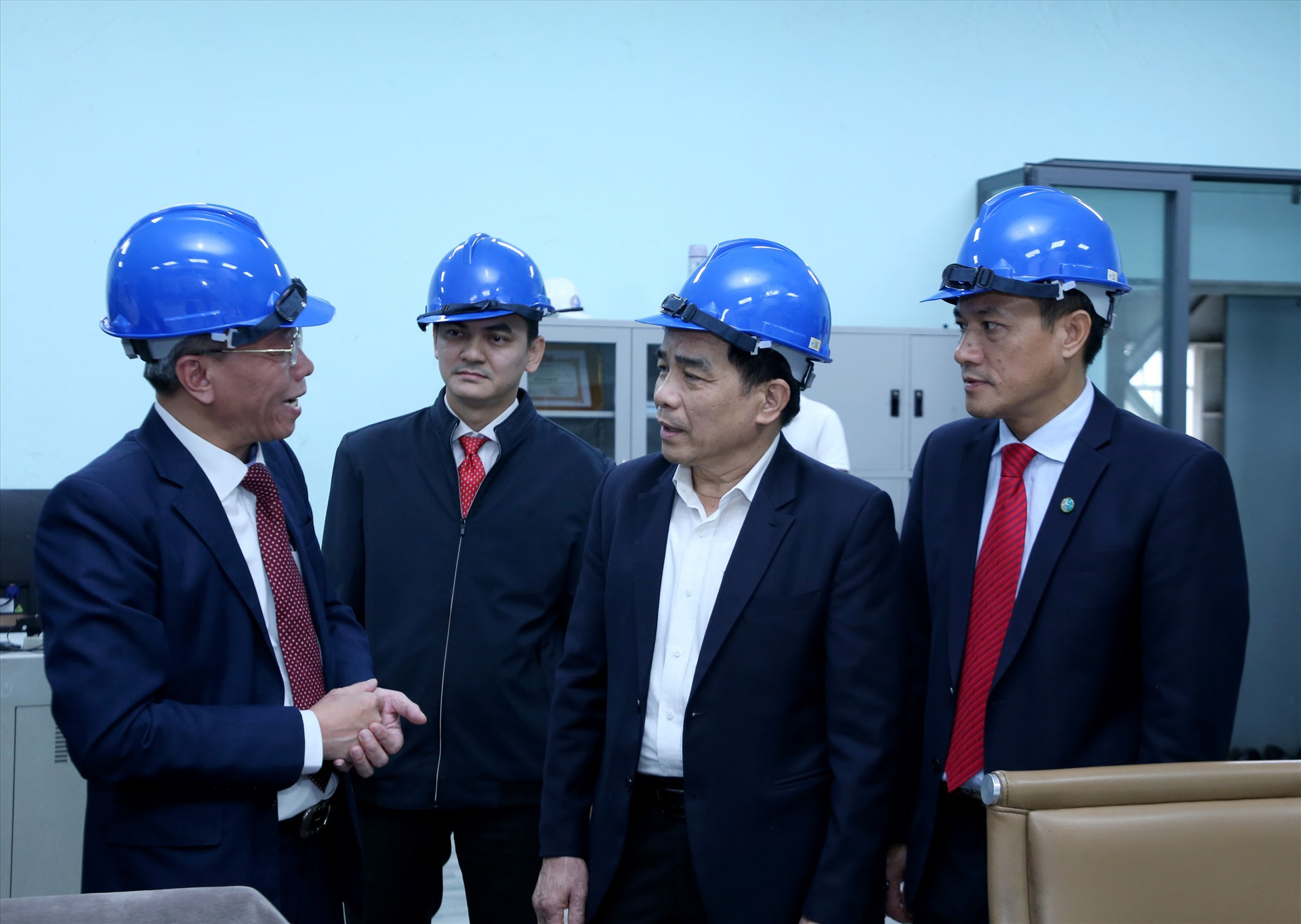 Phó Bí thư Tỉnh ủy Lê Văn Dũng thăm nhà điều hành khu vực nhà máy của Công ty Cổ phần Than - điện Nông Sơn. Ảnh: T.CÔNG