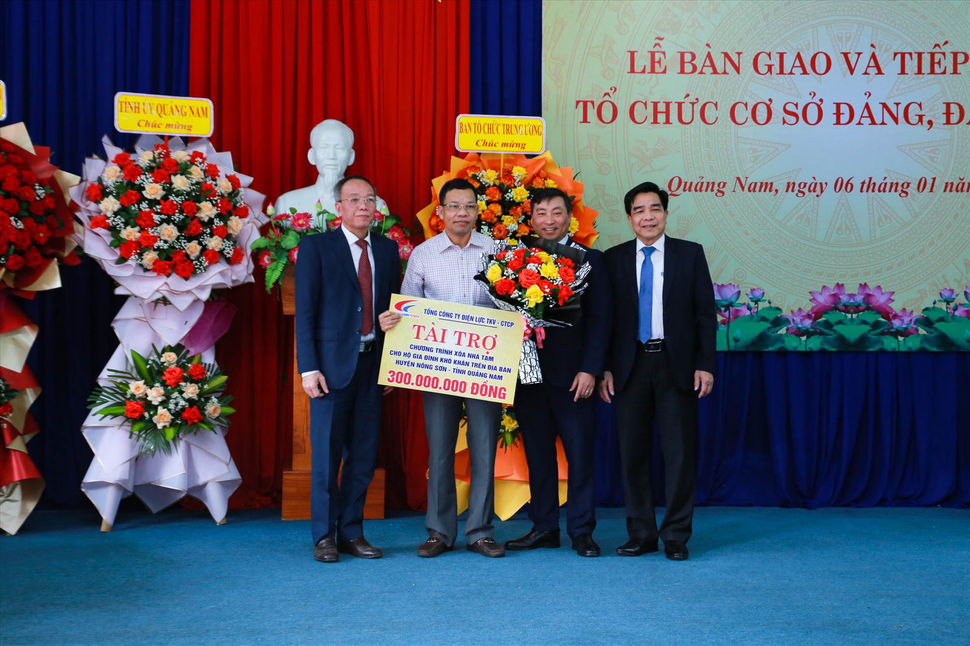 Trao tặng tài trợ 300 triệu đồng cho chương trình xóa nhà tạm tại huyện Nông Sơn. Ảnh: T.CÔNG