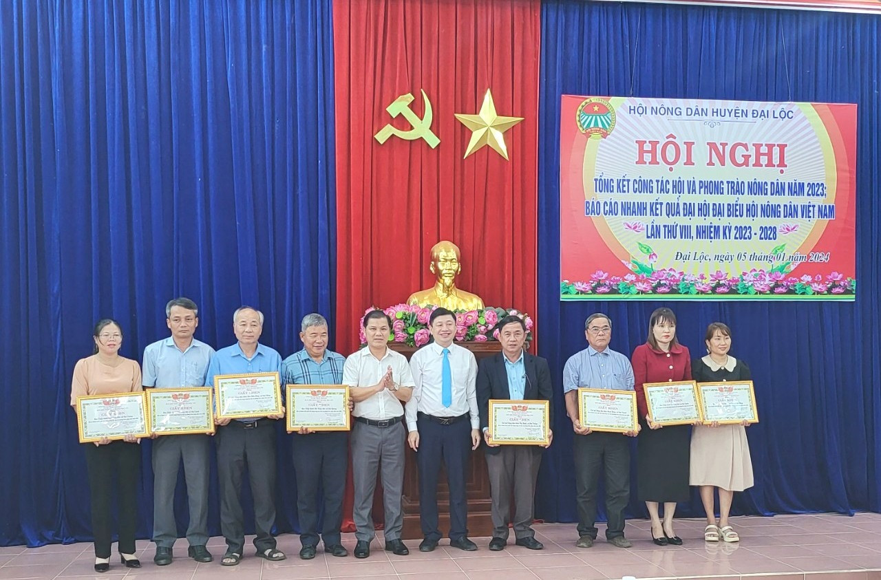 Lãnh đạo huyện Đại Lộc trao tặng Giấy khen cho các tập thể xuất sắc. Ảnh: C.T