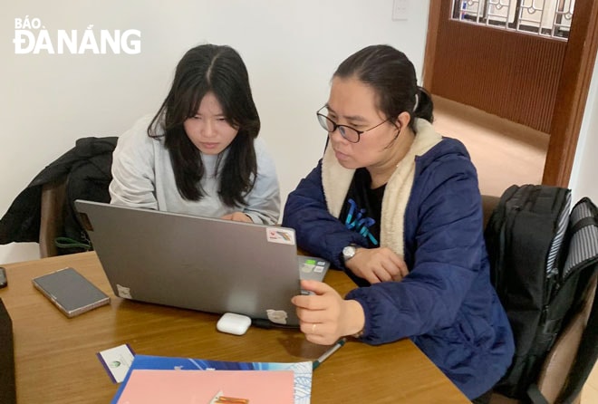 TS. Lê Thị Xuân Thùy (bên phải) đang hướng dẫn sinh viên nghiên cứu khoa học. Ảnh: K.H