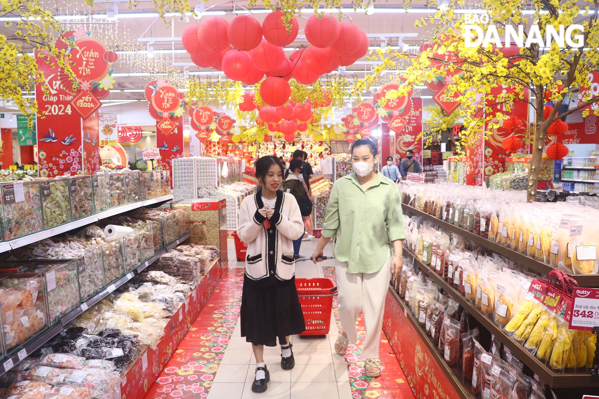 Nhiều người dân đã chọn mua sắm sớm những mặt hàng phục vụ cho dịp Tết Nguyên đán sắp tới.
