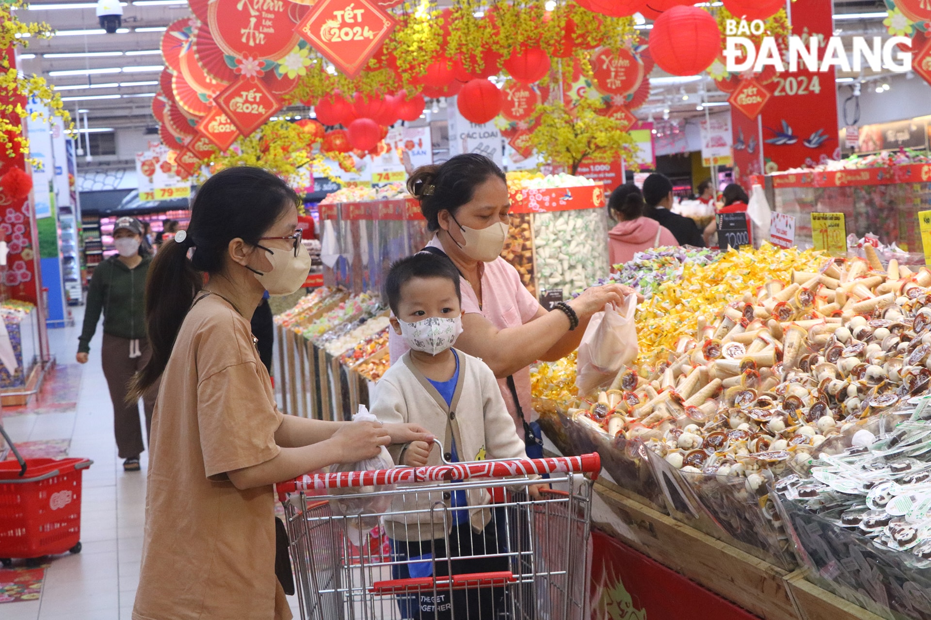 Nhiều mặt hàng mới liên tục được bổ sung nhằm đáp ứng nhu cầu mua sắm của người dân.