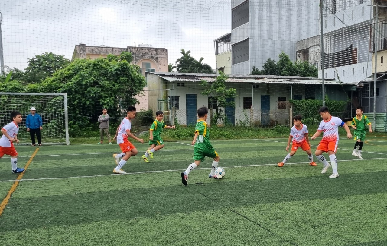 Trận đấu đầu tiên của giải diễn ra giữa đội nam Trường Tiểu học Phan Thanh (áo anh) và Kim Đồng. Ảnh: C.N