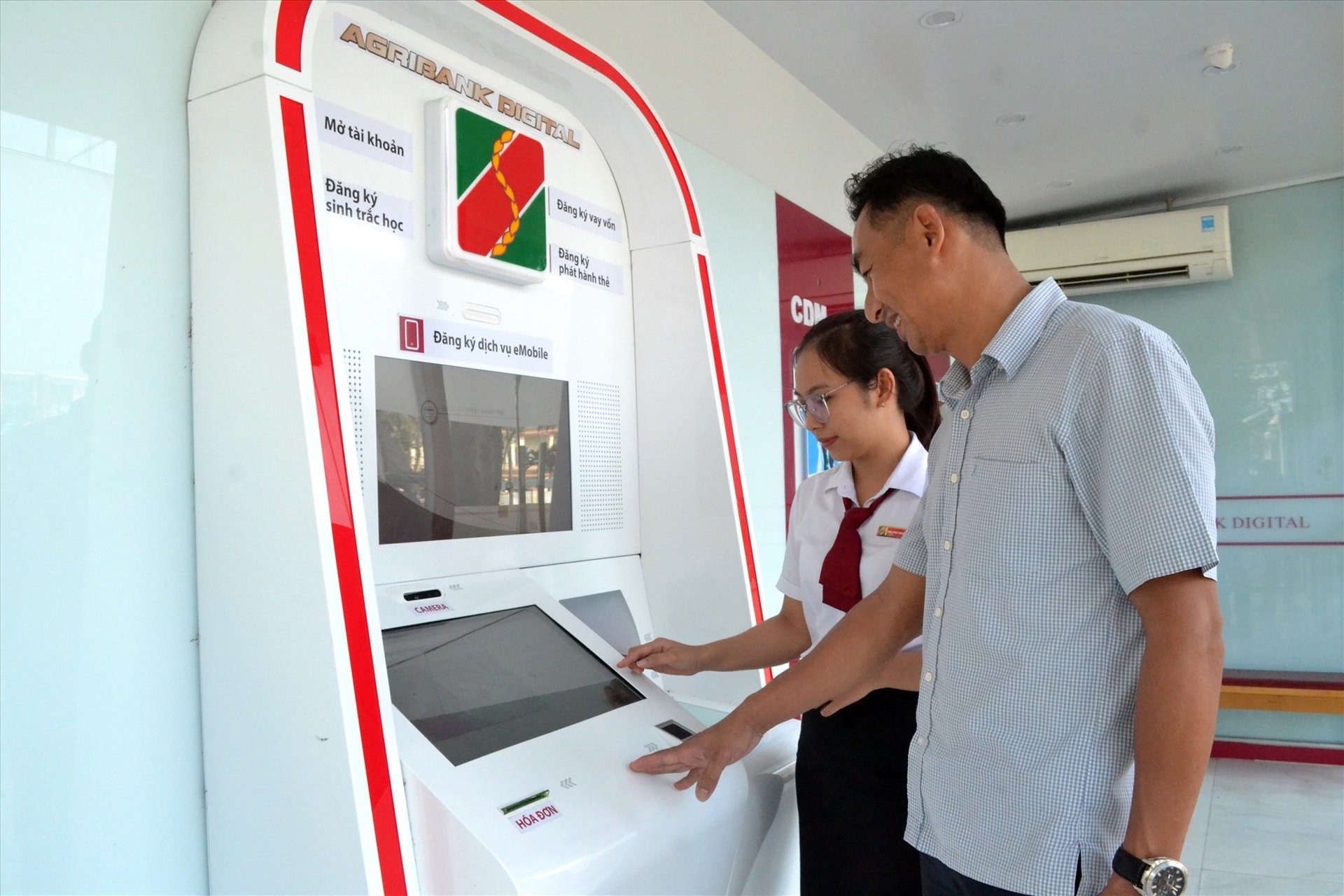 Ngân hàng số của Agribank Quảng Nam vừa thúc đẩy các dịch vụ ngân hàng vừa tạo động lực phát triển đa dạng dịch vụ khác. Ảnh: Q,VIỆT