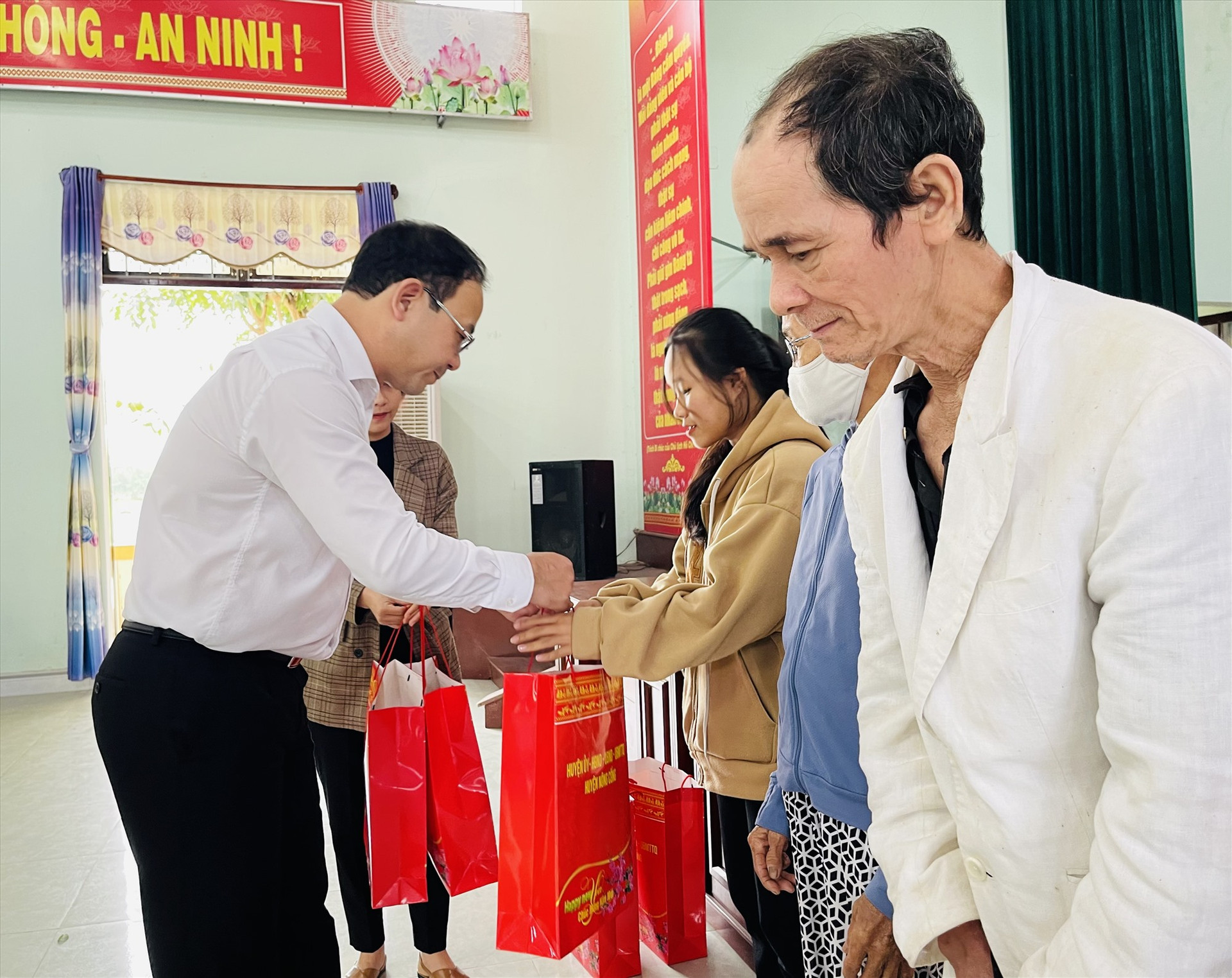 Ông Nguyễn Lợi Đức – Bí thư Huyện ủy, Chủ tịch HĐND huyện Nông Cống tặng quà gia đình khó khăn ở xã Duy Sơn. Ảnh: N.T