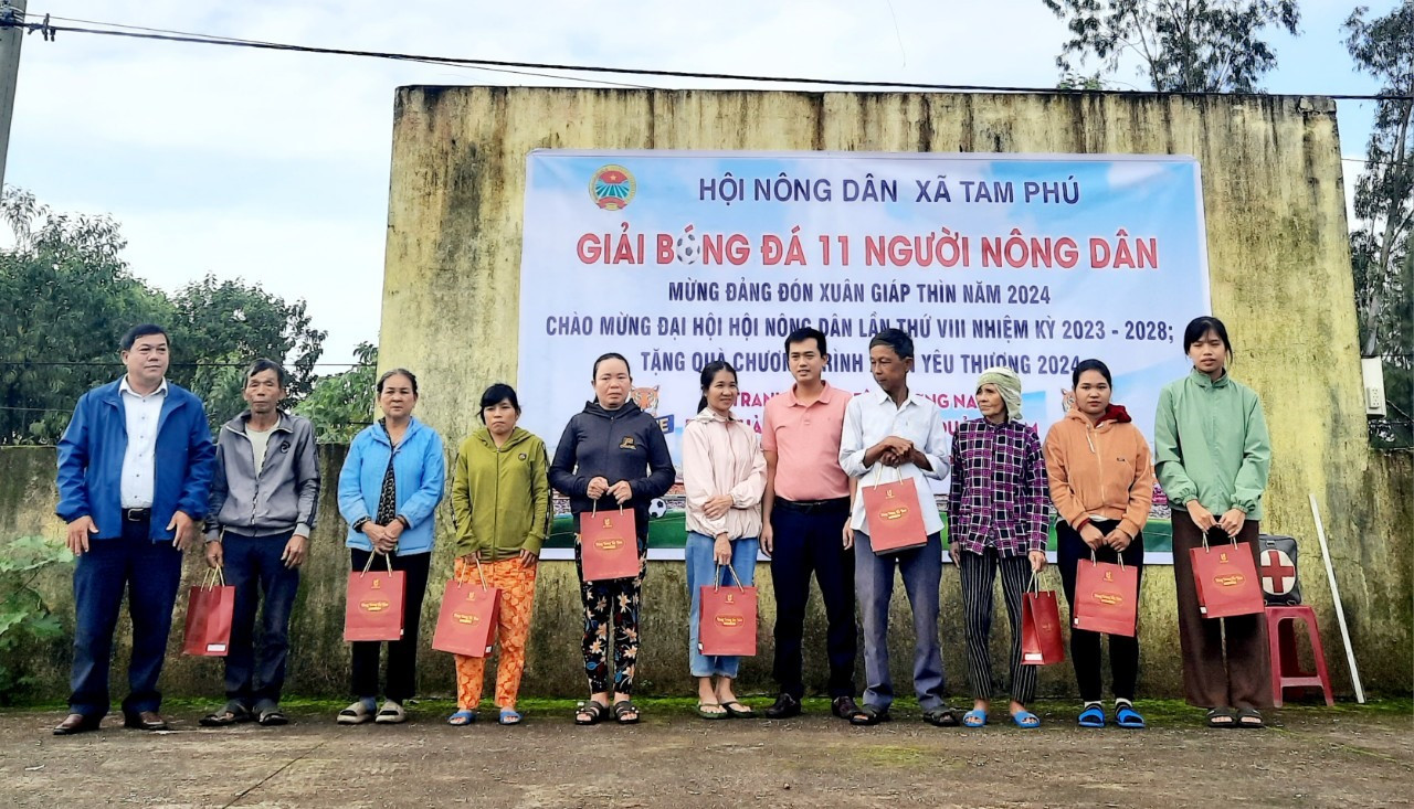 Thành công nhất của giải đấu phong trào này là kết nối các mạnh thường quân, các doanh nghiệp đóng chân trên địa bàn xã Tam Phú chia sẻ những phần quà cho các hội viên nông dân có hoàn cảnh khó khăn vui xuân đón tết.