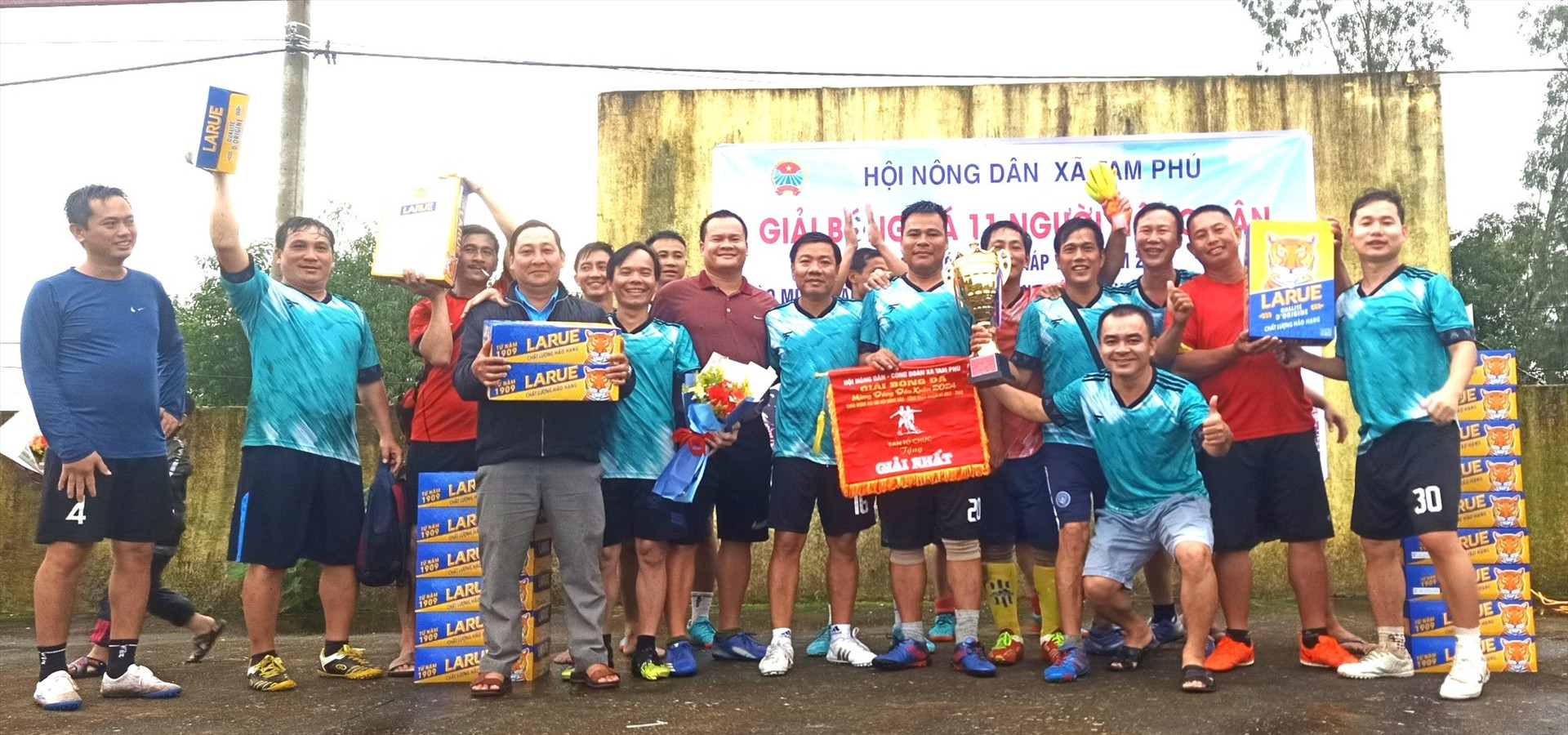 Đội Nông dân FC đoạt cúp vô địch Giải bóng đá nam 11 người Hội Nông dân Tam Phú dịp mừng Đảng đón xuân Giáp Thìn 2024