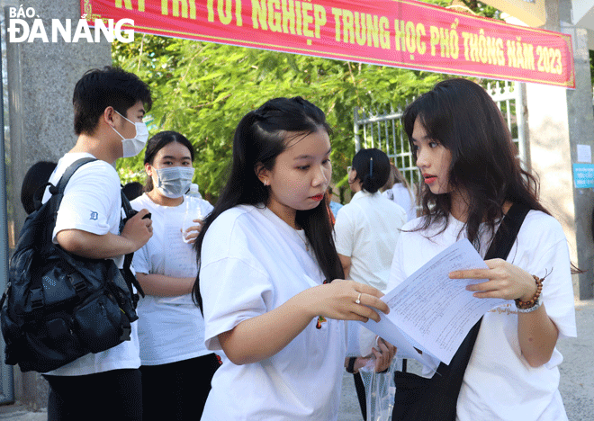 Học sinh trao đổi bài sau thi tại kỳ thi tốt nghiệp THPT 2023. Ảnh: NGỌC HÀ