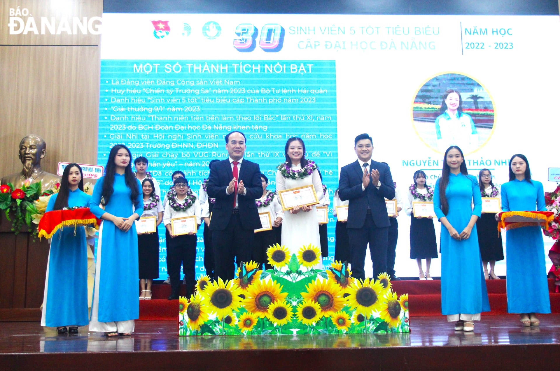 Hội Sinh viên Đại học Đà Nẵng tuyên dương danh hiệu “Sinh viên 5 tốt” cho các cá nhân xuất sắc. Ảnh: N.Q