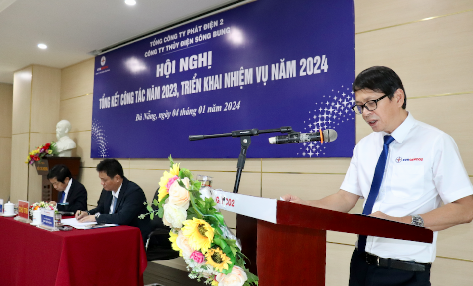 Ông Trịnh Thế  Dũng - Phó Giám đốc Công ty Thủy điện Sông Bung báo cáo kết quả thực hiện năm 2023 và triển khai nhiệm vụ năm 2024. Ảnh: Q.VIỆT