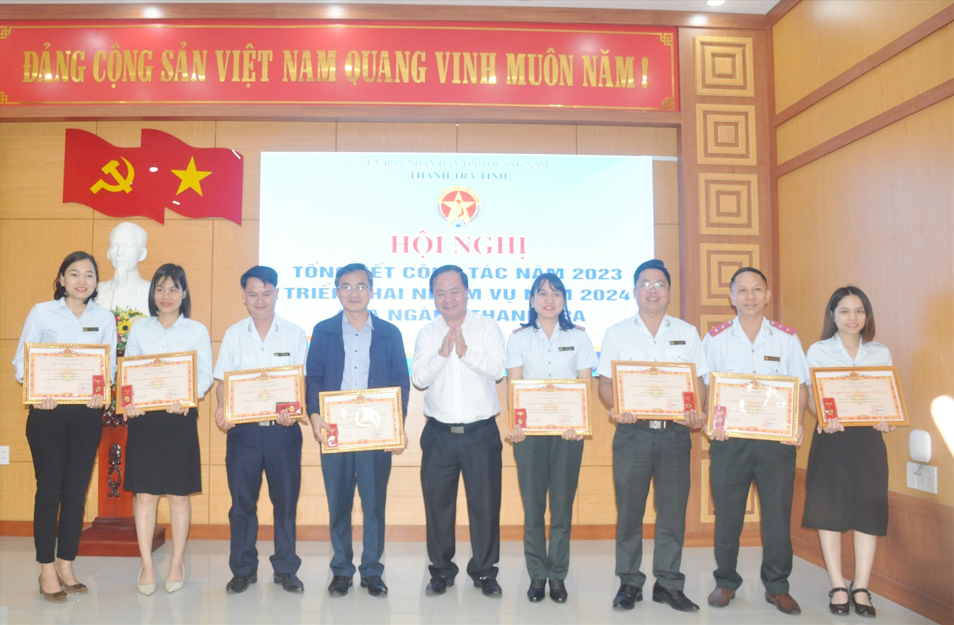 Phó Chủ tịch UBND tỉnh Nguyễn Hồng Quang trao tặng Kỷ niệm chương vì sự nghiệp Thanh tra cho các cá nhân. Ảnh: N.Đ