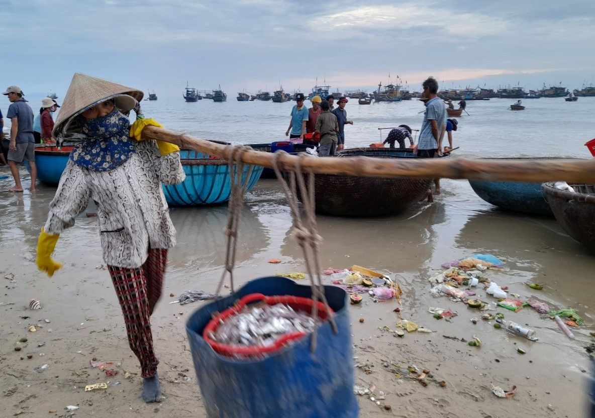 Cần đẩy mạnh tuyên truyền để người dân thu gom rác thải tại bãi biển. Ảnh: H.Quang