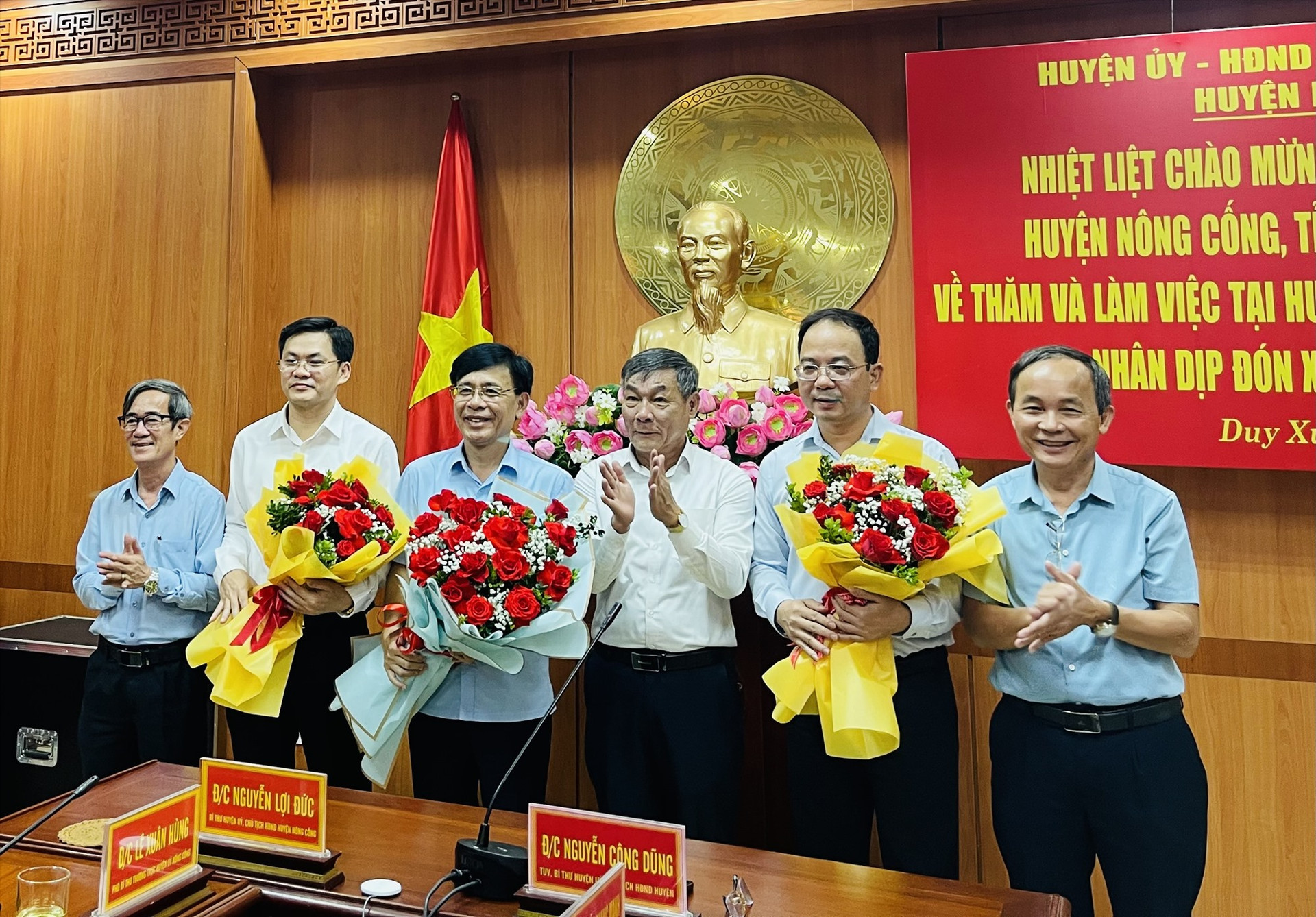 Lãnh đạo huyện Duy Xuyên tặng hoa lãnh đạo huyện Nông Cống.  Ảnh: N.T