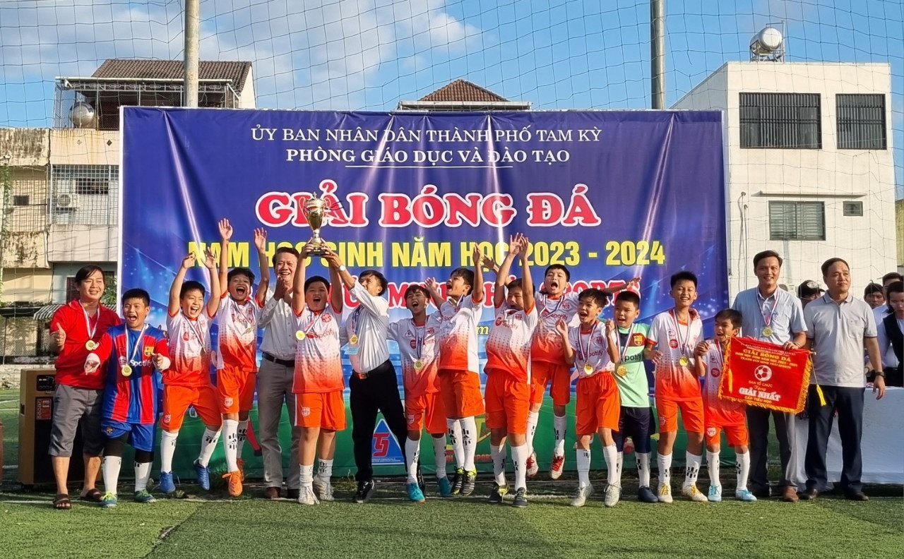 Niềm vui của Trường Tiểu học Kim Đồng khi đoạt cúp vô địch. Ảnh: C.N