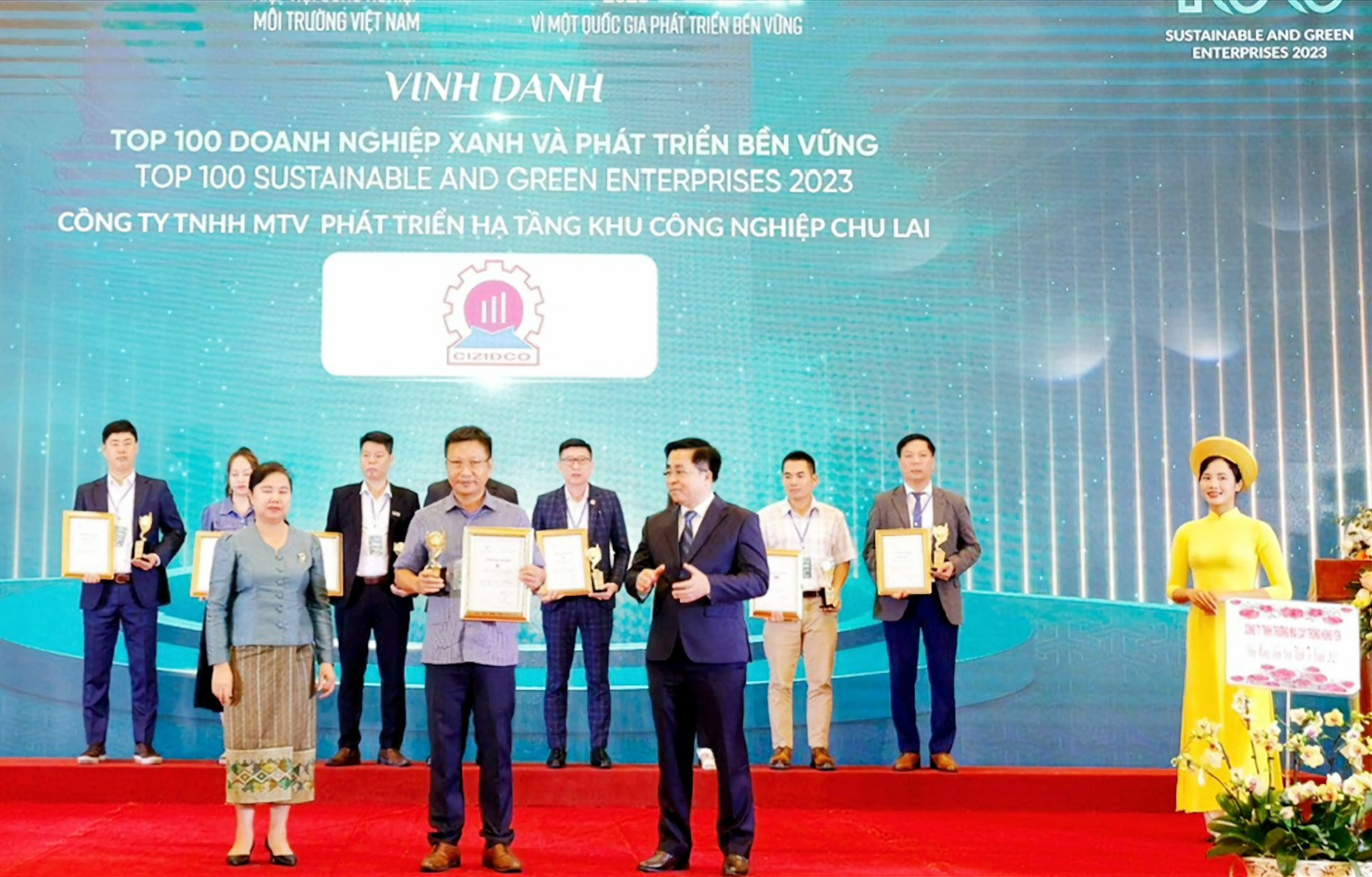 Ông Lê Ngọc Thủy - Giám đốc CIZIDCO đại diện đơn vị nhận vinh danh Tốp 100 Doanh nghiệp xanh và phát triển bền vững năm 2023. Ảnh: N.T.B
