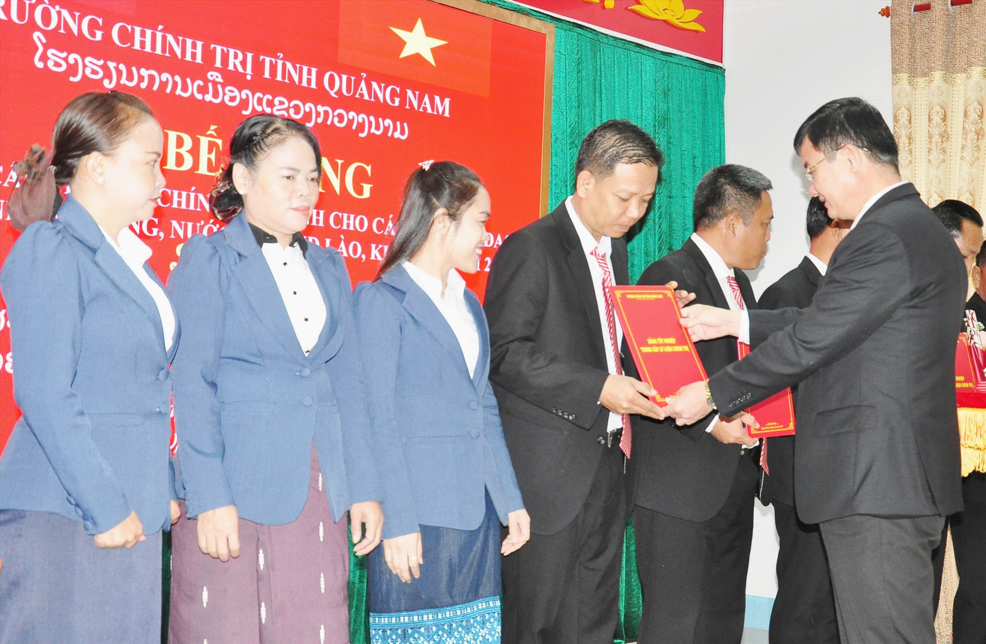Hiệu trưởng Trường Chính trị tỉnh Lê Minh Đức trao bằng tốt nghiệp cho học viên Lào. Ảnh: TÂM ĐAN