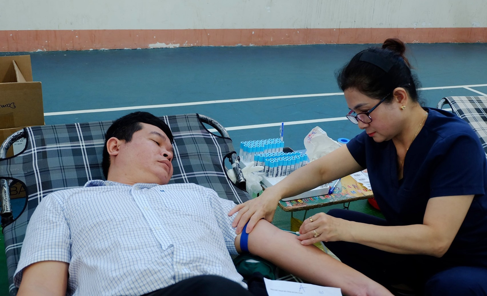 Anh Nguyễn Thái Hoàng hiến máu tình nguyện lần thứ 30. Ảnh: M.L